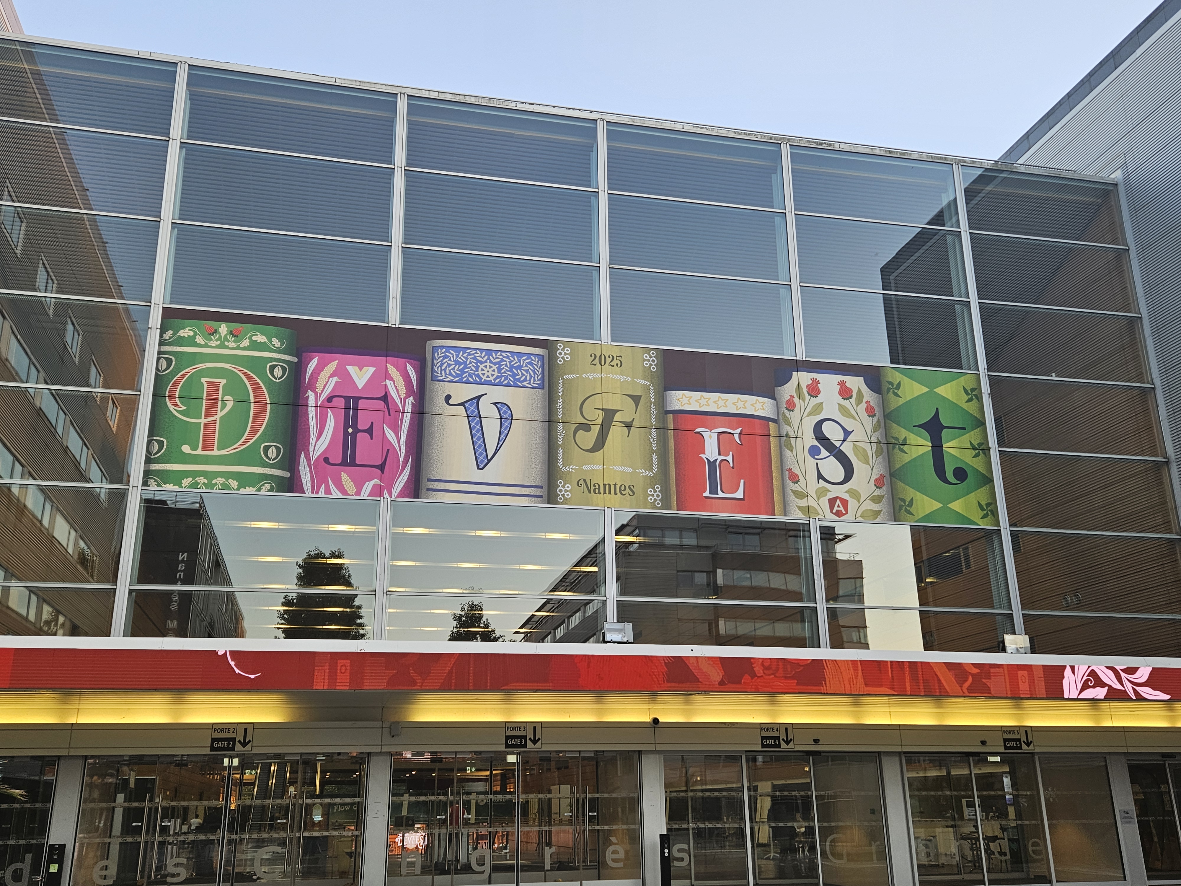 Entrée de la cité des congrès de Nantes, décorée aux couleurs du DevFest