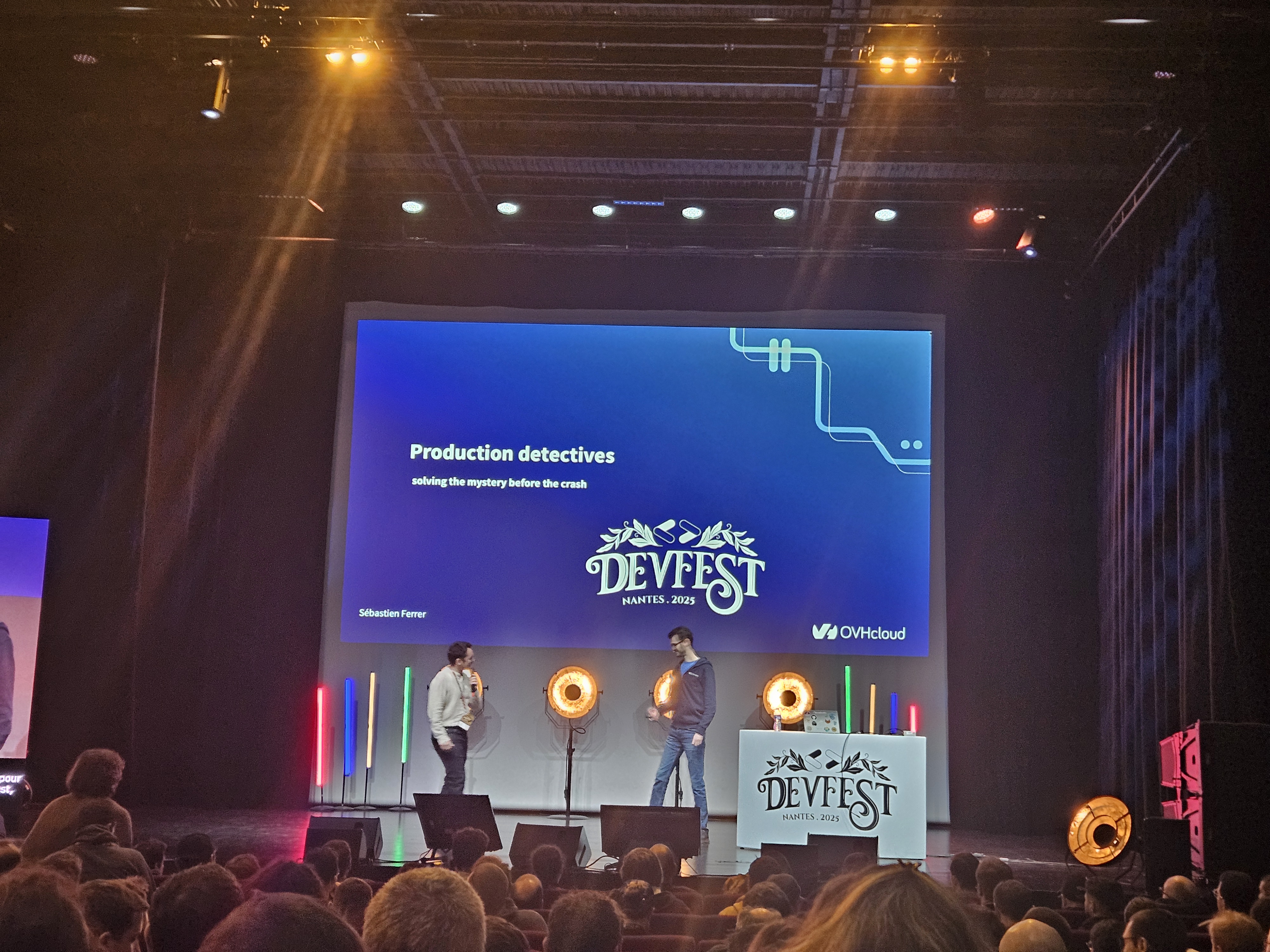 Photo de Sébastier Ferrer sur scène, juste avant le démarrage de son talk.