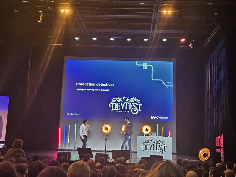 Photo de Sébastier Ferrer sur scène, juste avant le démarrage de son talk.