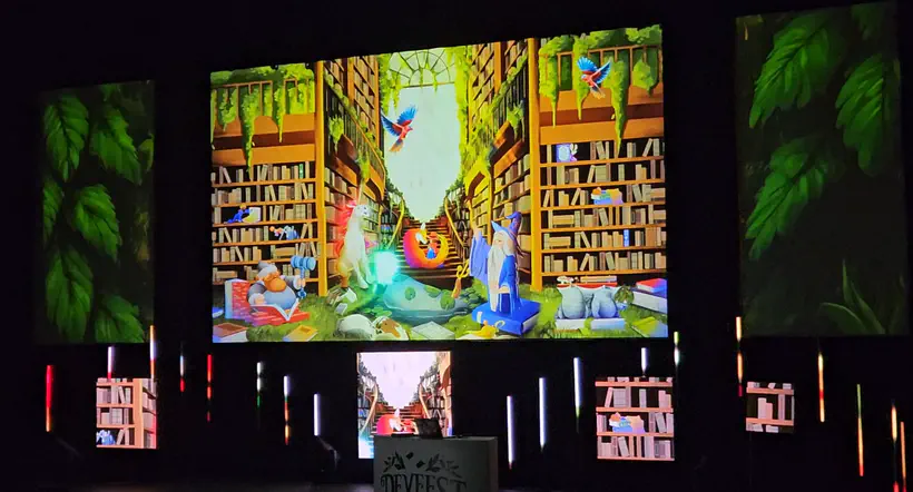 Photo prise pendant le générique du DevFest. On y voit tous les personnages de la direction artistique. Le pupitre avec le logo du DevFest est au premier plan