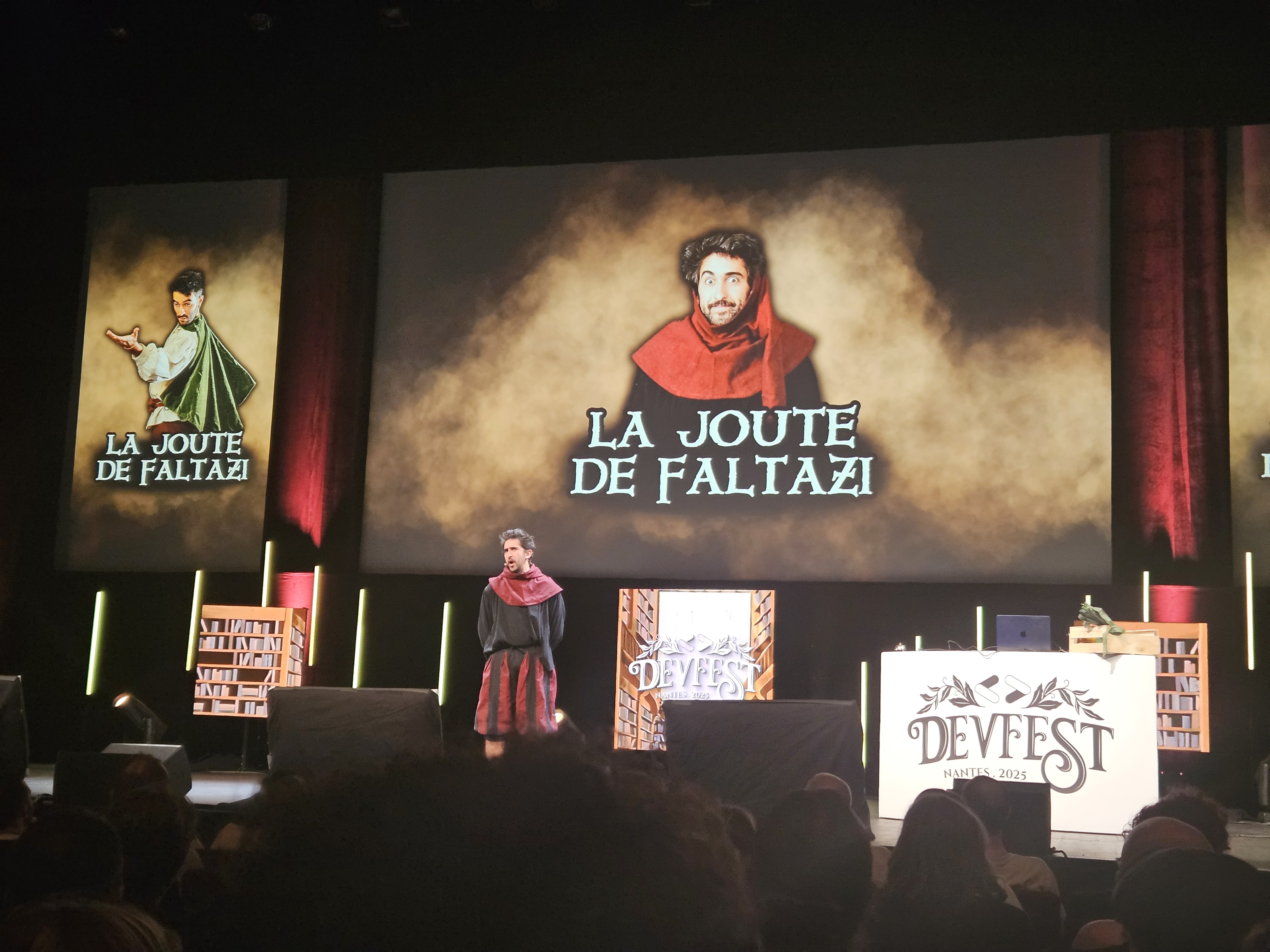 Photo de la joute de Faltazi, l’animateur sur scène, en costume médiéval.