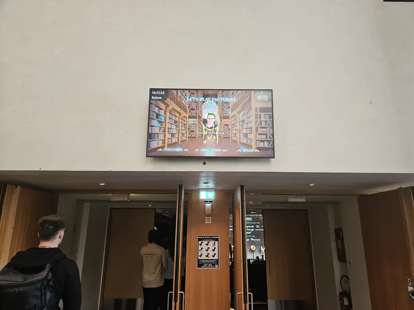 Photo de l’entrée de la salle Belem du DevFest, pour mon talk. L’écran indique le titre du talk ainsi que ma photo