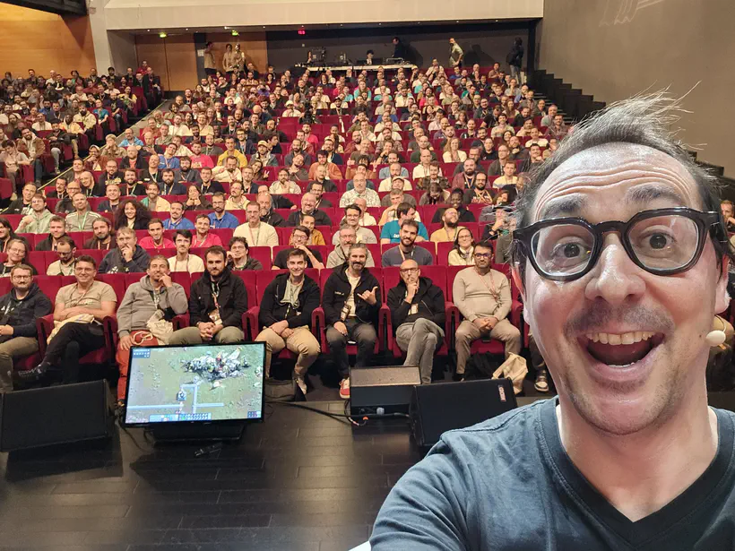 Selfie de moi sur scène, la salle pleine en arrière plan