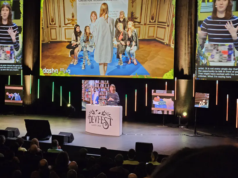 Photo d’Ilina Dasha sur scène, derrière son pupitre