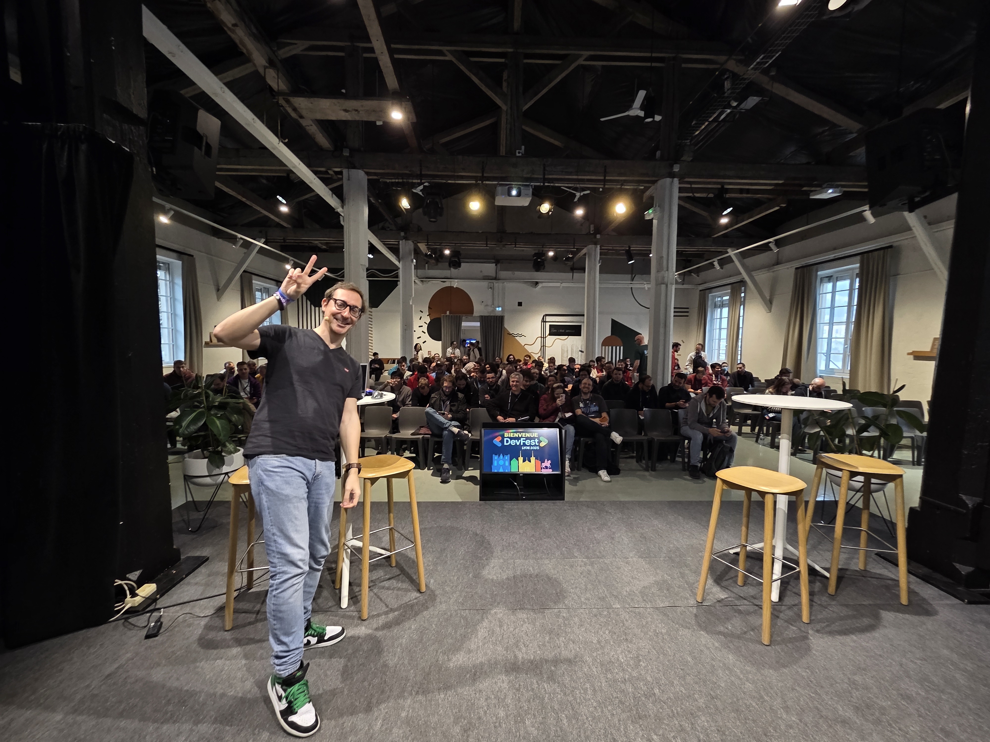 Julien sur scène, devant une salle presque comble