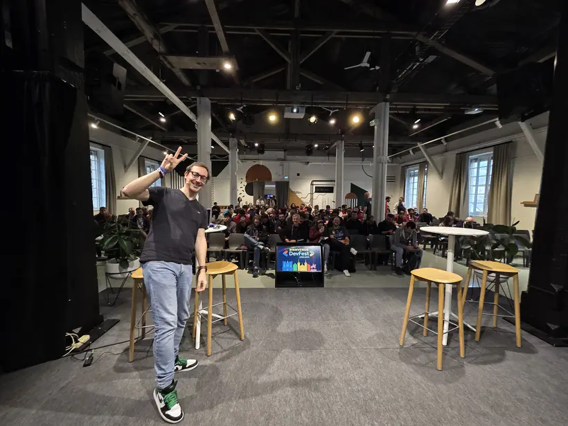 Julien sur scène, devant une salle presque comble