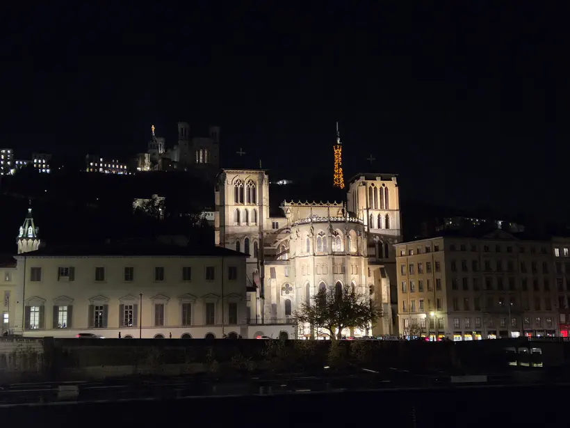 La cathédrale Saint Jean la nuit tombée